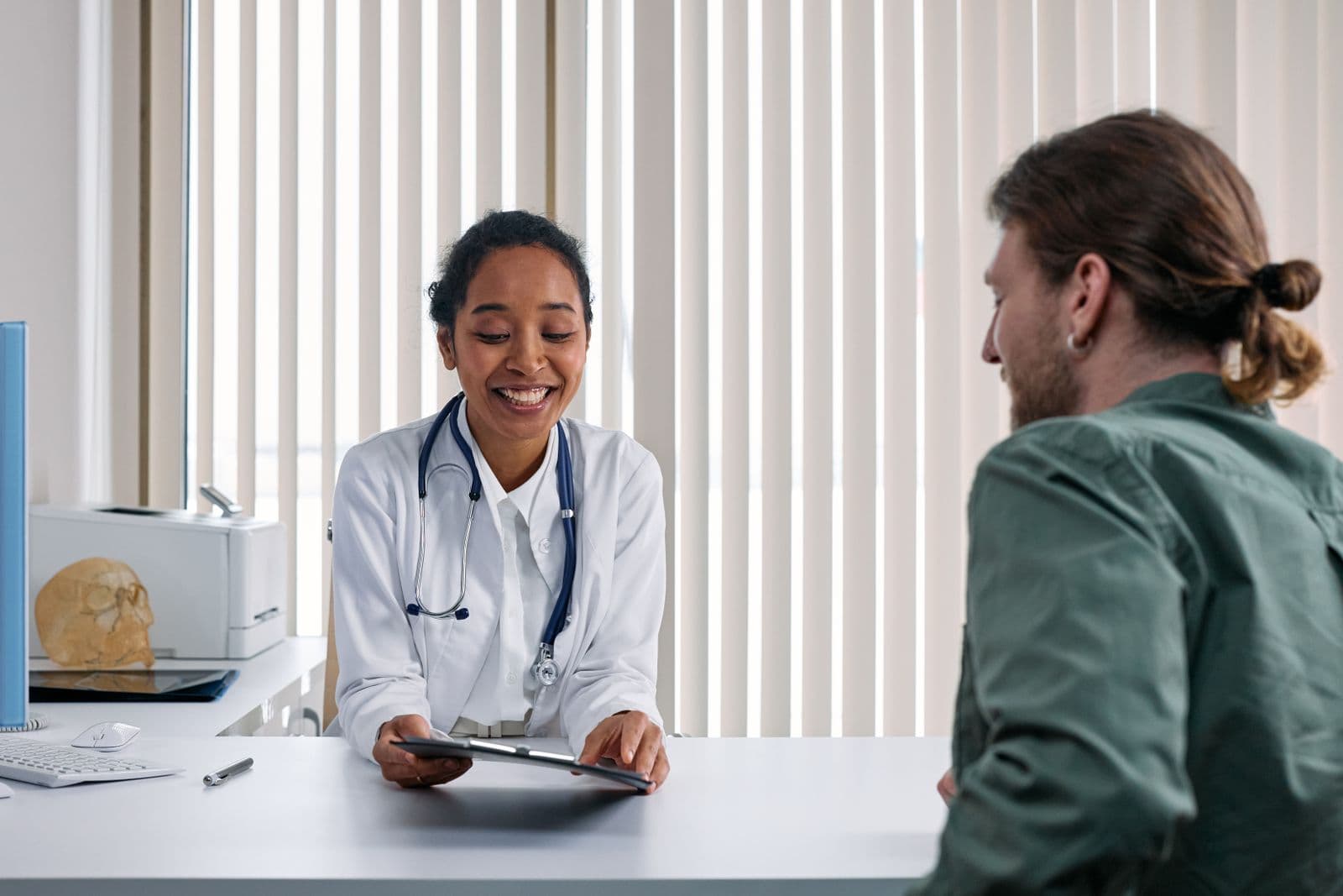 Médica e paciente em consulta